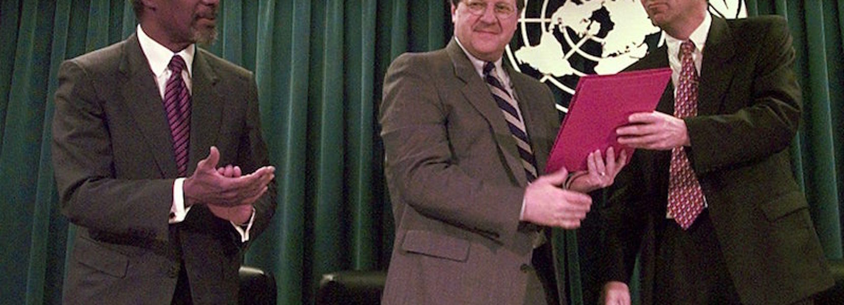 Minister of Foreign Affairs of Canada, Lloyd Axworthy, center, and Foreign Minister of Norway Bjorn Tore Godal, right, hold the document produced at the Oslo Conference calling for a total ban on anti-personnel land mines at the United Nations Friday, Sept. 26, 1997. U.N. Secretary-General Kofi Annan, left, applauds. (AP Photo/Adam Nadel)
